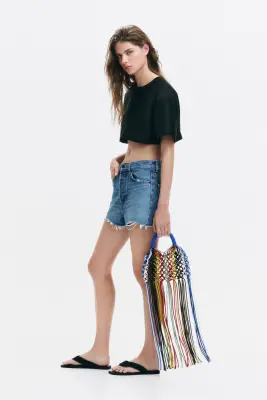 Short en denim avec bords à cru - Bleu denim clair — photo 2