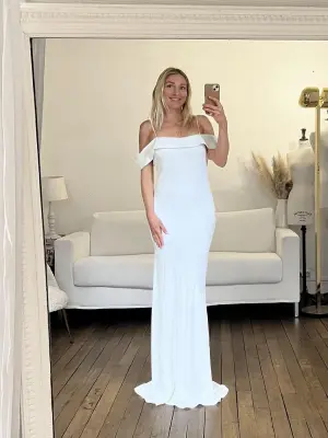 Robe de mariée longue Olivia en satin blanc épaules dénudées Prix boutique 1160€ Taille S — photo 2
