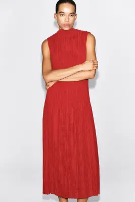 ROBE LONGUE SANS MANCHES EN JACQUARD PLISSÉ - ROUGE — photo 2