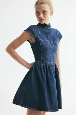 Robe en denim avec jupe évasée - Bleu denim foncé — photo 1