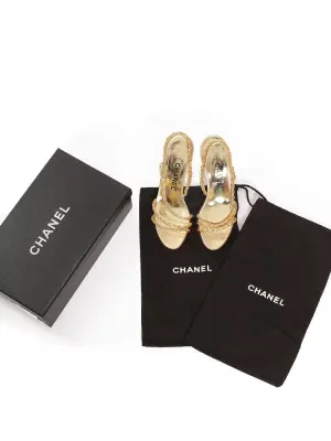 Sandales à talon en cuir et chaînes dorées Prix boutique 1500€ Taille 35,5 — photo 3
