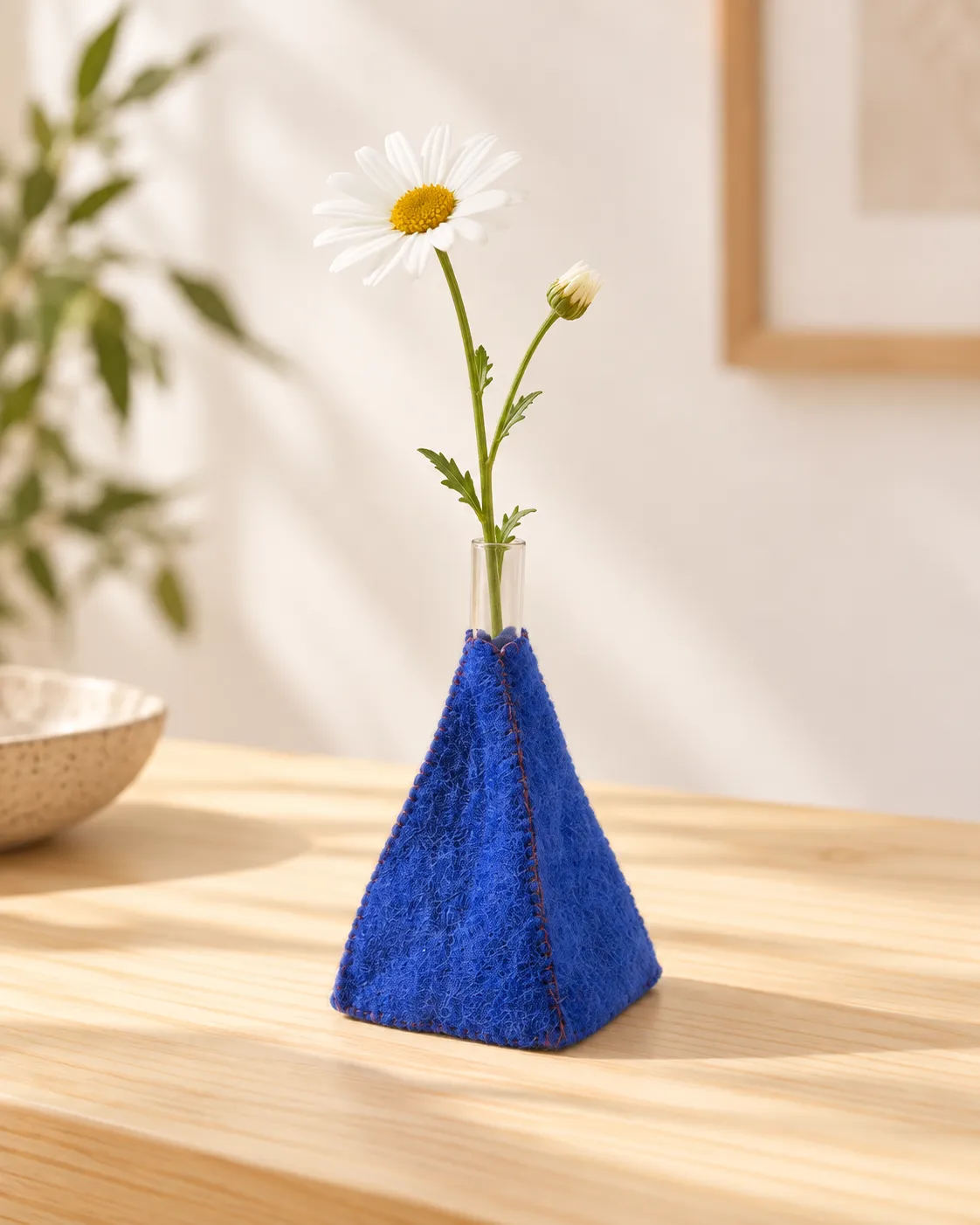Soliflore Wool Vase Pyramide bleu électrique – Aveva