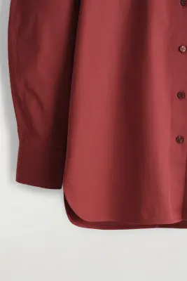 CHEMISE SILHOUETTE ARRONDIE EN COTON PIMA - ROUGE PROFOND — photo 2