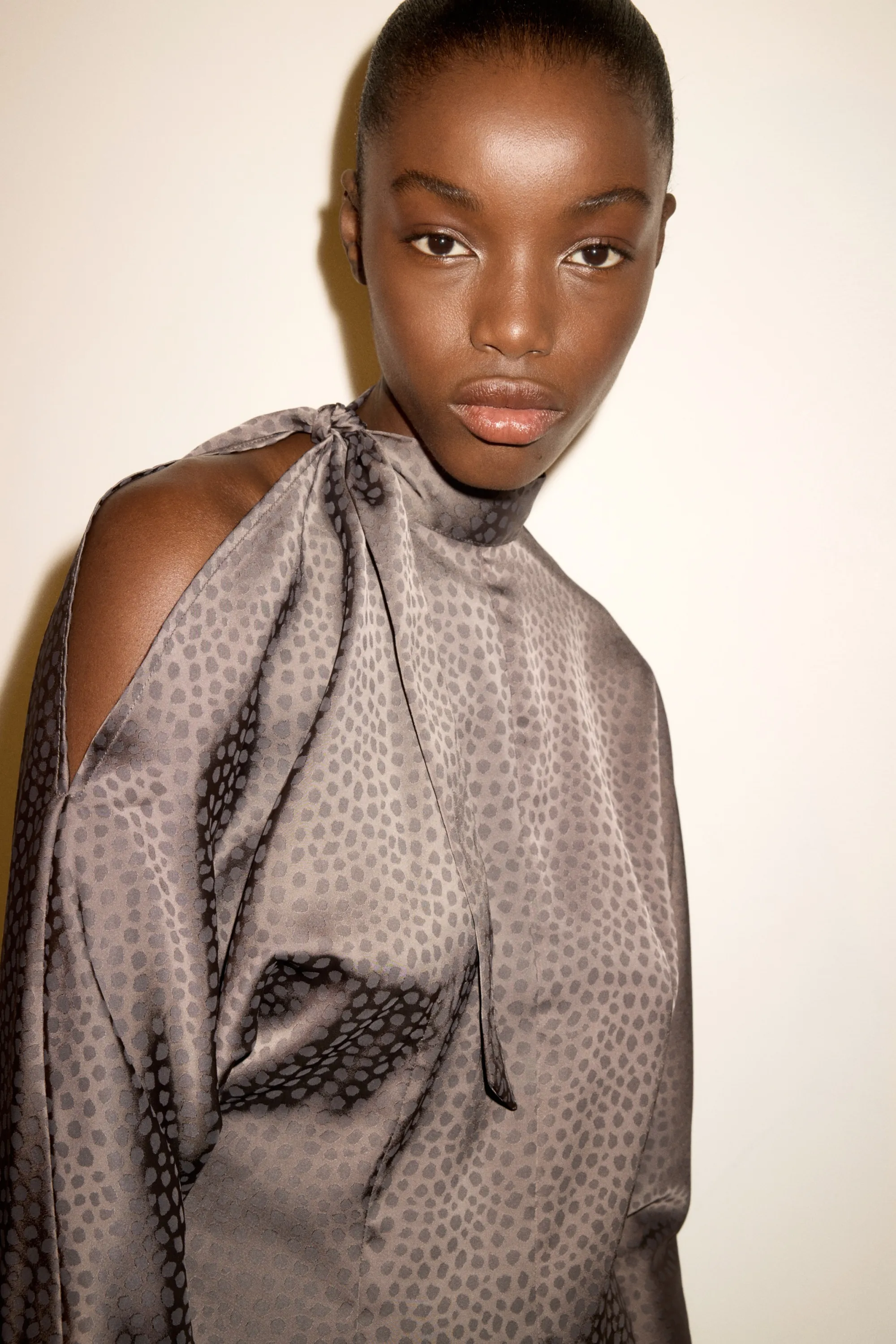 Blouse en tissu jacquard avec col à nouer - Taupe foncé/pois