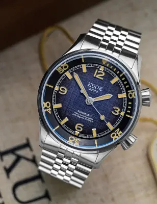 KUOE SOMBRERO 90-011 GRADATION NAVY LINEN TEXTURED DIAL JUBILEE BRACELET — photo 4