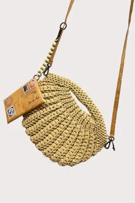 Besace en crochet de raphia en forme de coquille