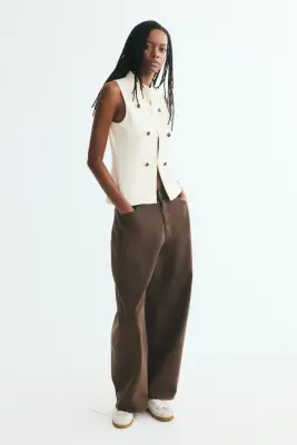 Gilet sans manches avec détails à boutons - Crème — photo 1