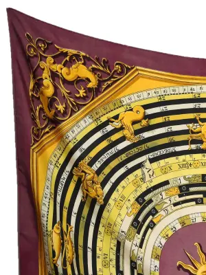 Foulard carré astrologie en twill de soie bordeaux, jaune et noir Taille 90x90 Prix boutique 495€ — photo 3