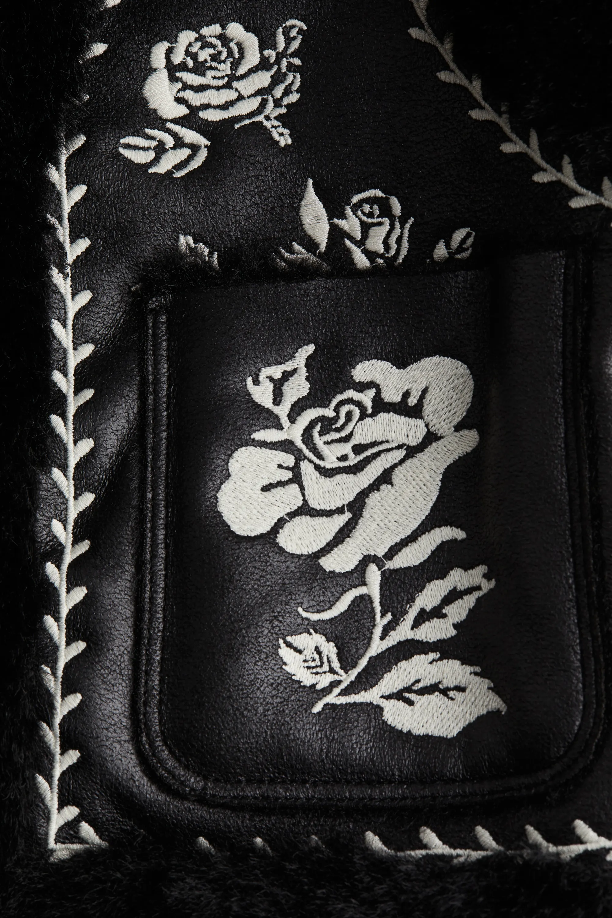 Veste sans manches avec finitions duveteuses - Noir/fleurs