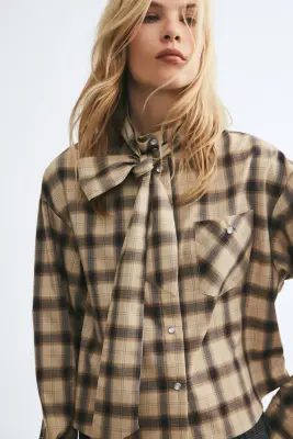 Chemise courte avec col cravate - Beige/carreaux — photo 1