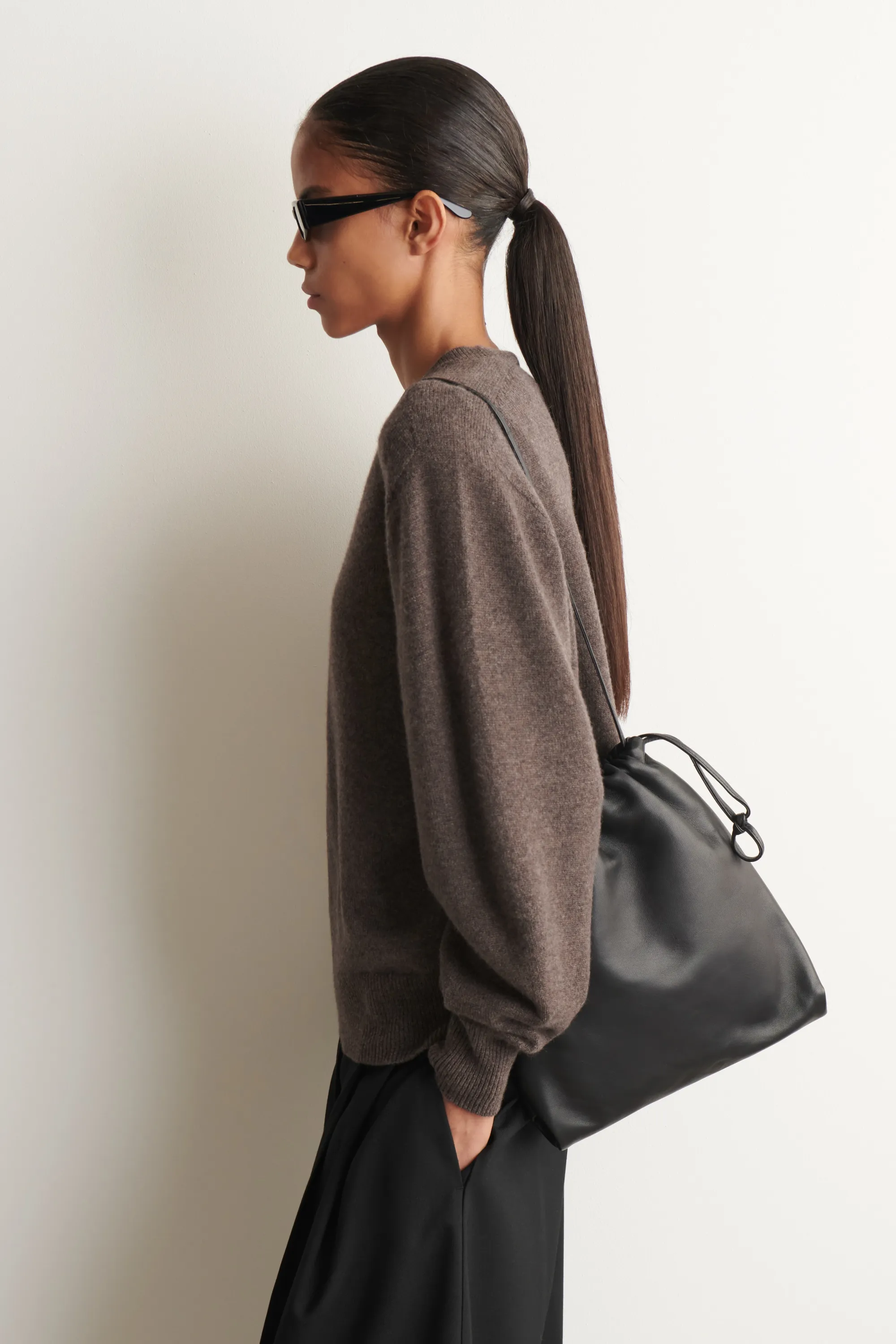 SAC BANDOULIÈRE À CORDON DE SERRAGE - CUIR - NOIR