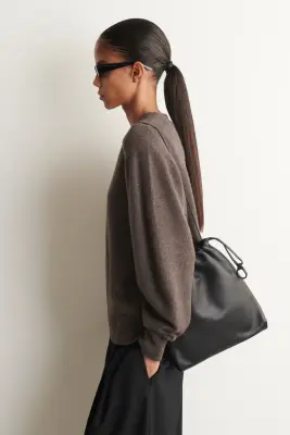 SAC BANDOULIÈRE À CORDON DE SERRAGE - CUIR - NOIR — photo 1
