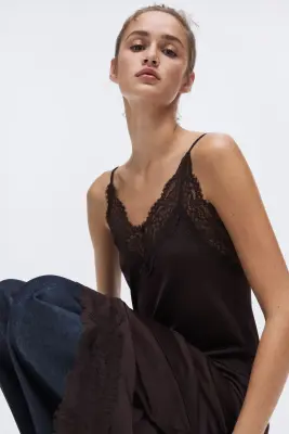 Robe à bretelles fines avec dentelle - Marron foncé — photo 2