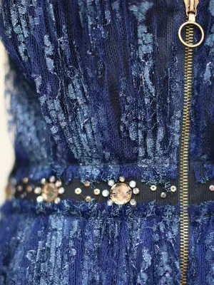 Robe Haute Couture en dentelle bleue nuit brodée de cristaux Swarovski Px boutique 6000€ T 36 — photo 3