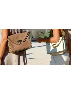 Sac SALLY en cuir grainé beige camel chaîne et cadre laiton doré Prix boutique 1710€ — photo 2