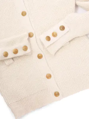 Gilet cardigan col rond en laine épaisse d'alpaga blanc crème et boutons dorés Prix boutique 1600€ Taille S — photo 2