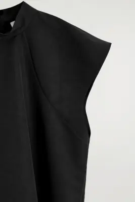 ROBE SCULPTÉE À COL MONTANT - NOIR — photo 4