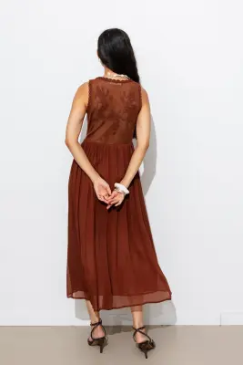 Robe brodée sans manches — photo 4