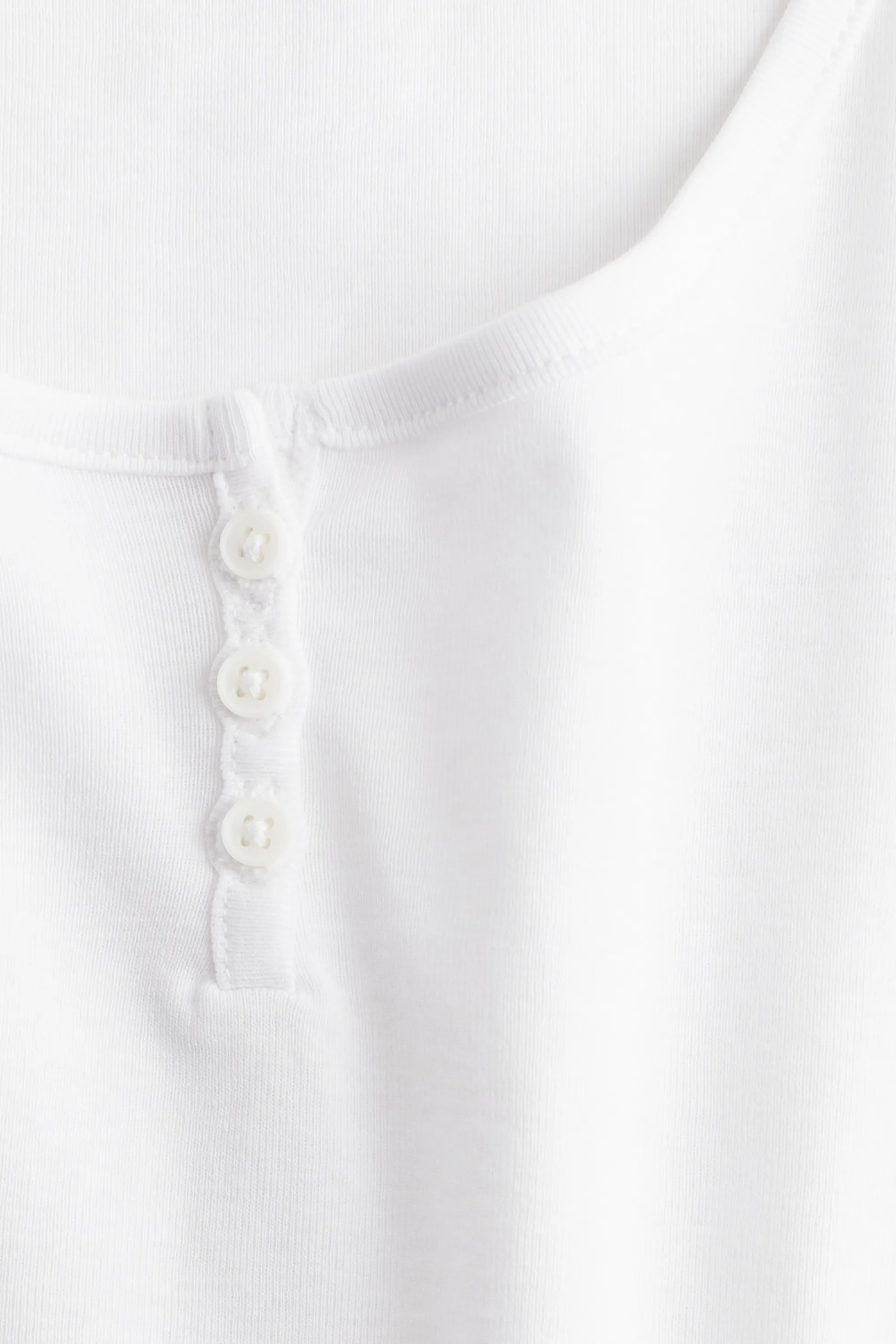 T-shirt avec encolure dégagée à boutons - Blanc