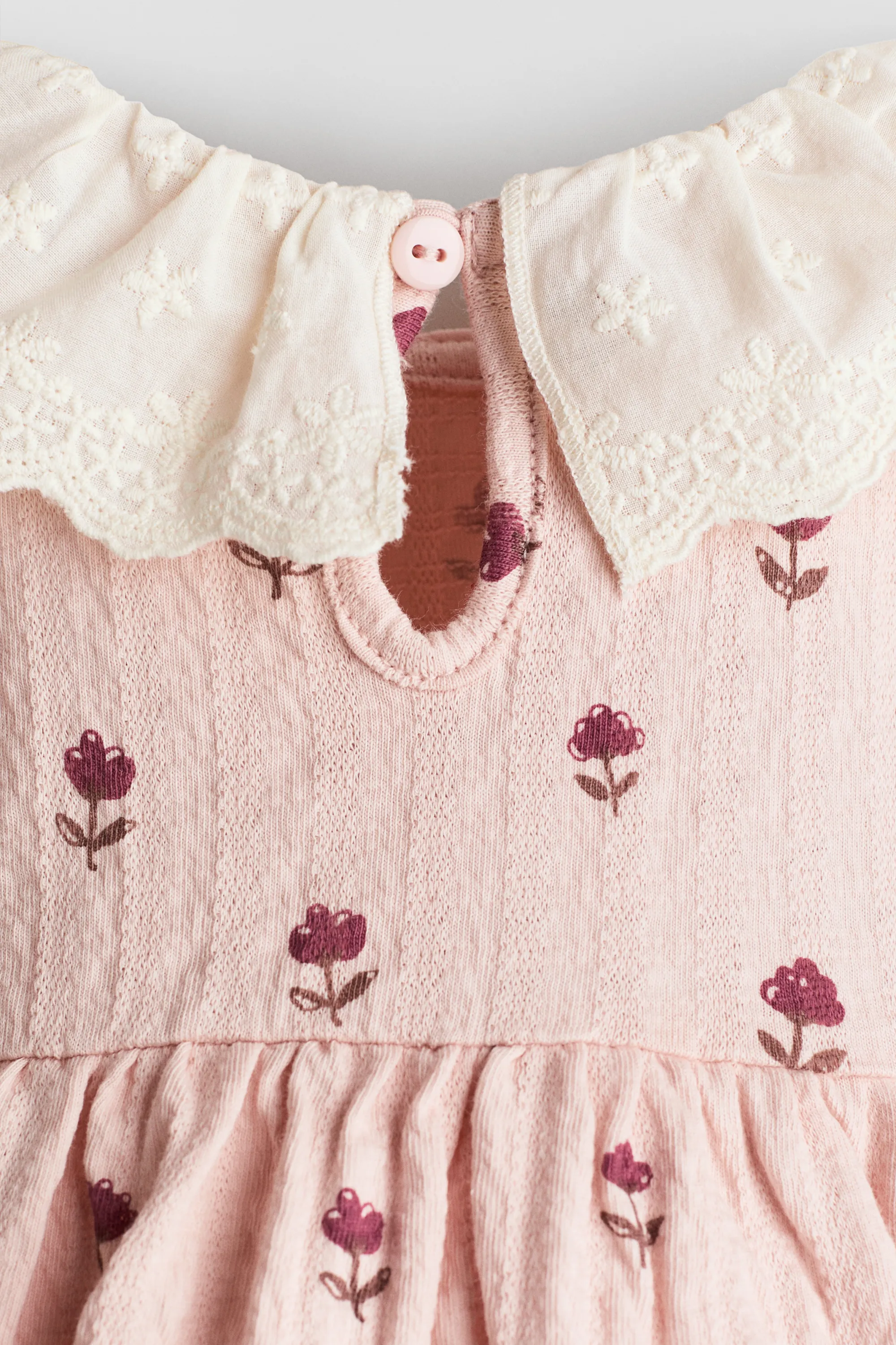 Robe en coton texturé avec col en dentelle - Rose clair/fleuri