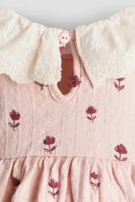Robe en coton texturé avec col en dentelle - Rose clair/fleuri — photo 1