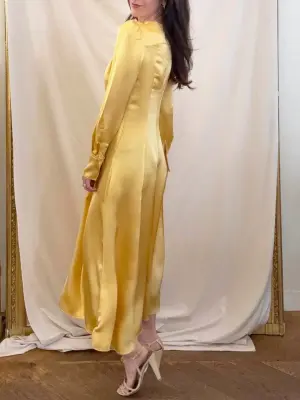 Robe longue en satin jaune miel Prix boutique 725€ Taille XS — photo 4