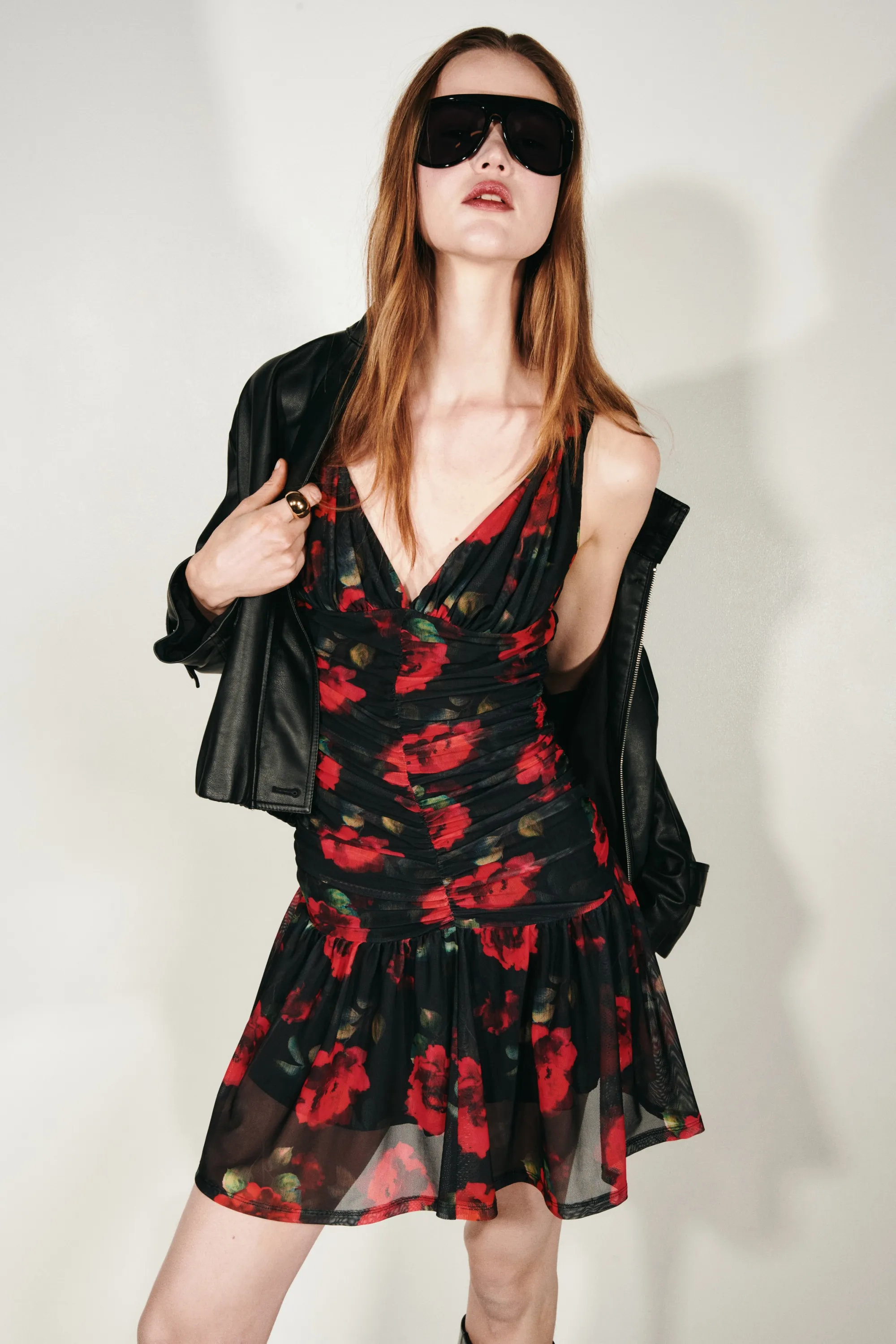 Robe ruchée avec jupe évasée - Noir/roses