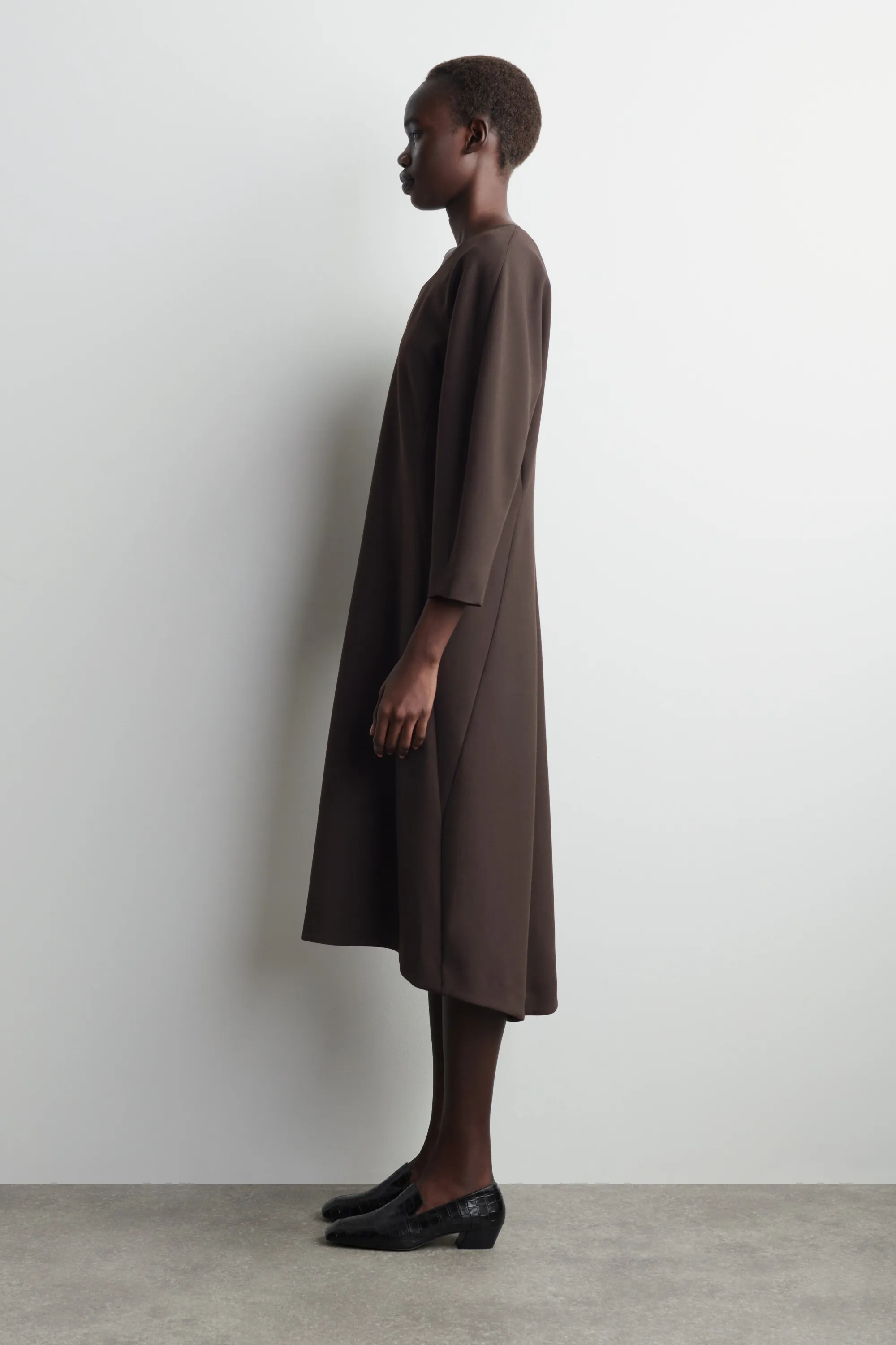ROBE MIDI SCULPTÉE À MANCHES LONGUES - BRUN