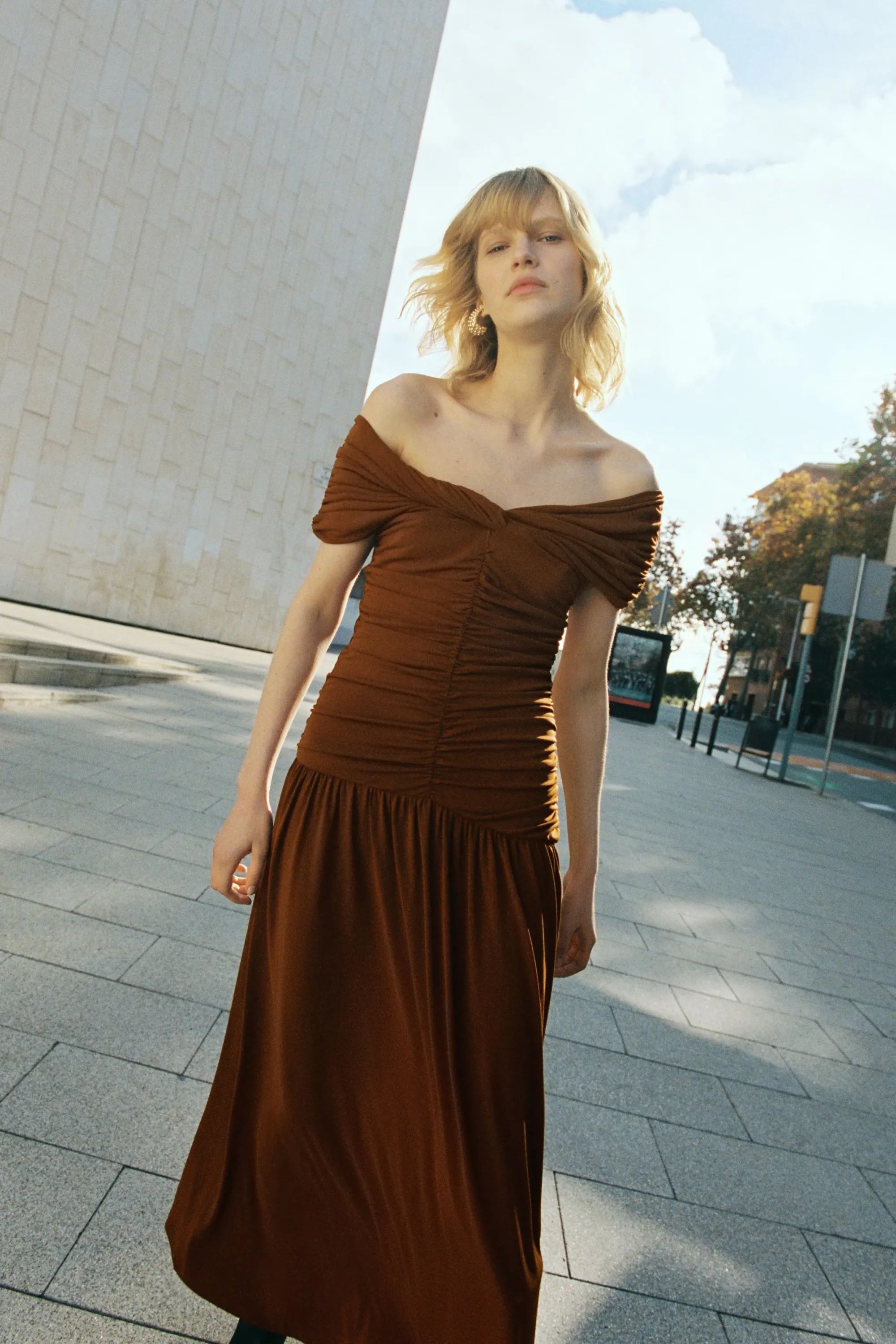 Robe épaules nues à effet drapé - Marron