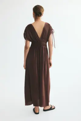 Robe froissée avec cordons de serrage - Marron foncé — photo 3
