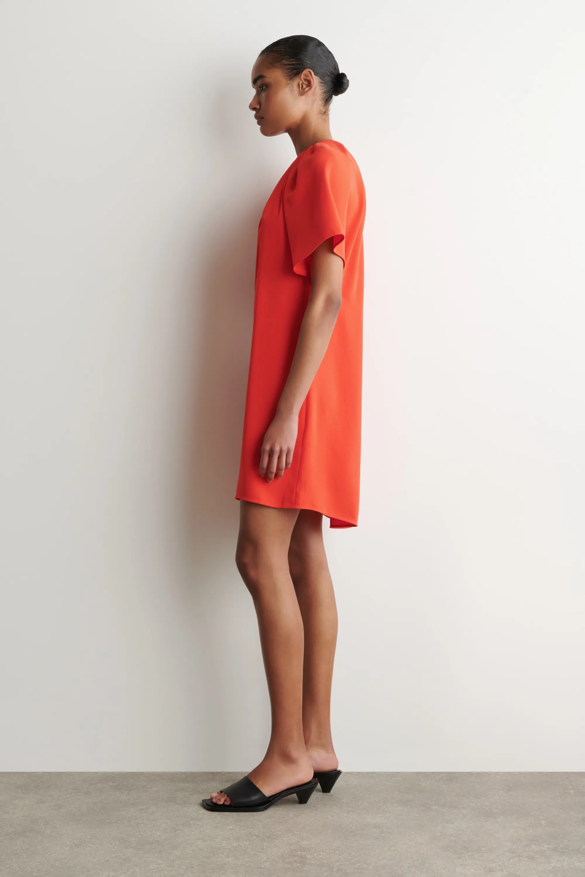 ROBE COURTE À MANCHES COURTES ET FRONCÉES - MANDARINE
