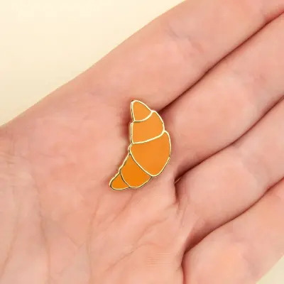 Pin's Croissant Coucou Suzette — photo 3