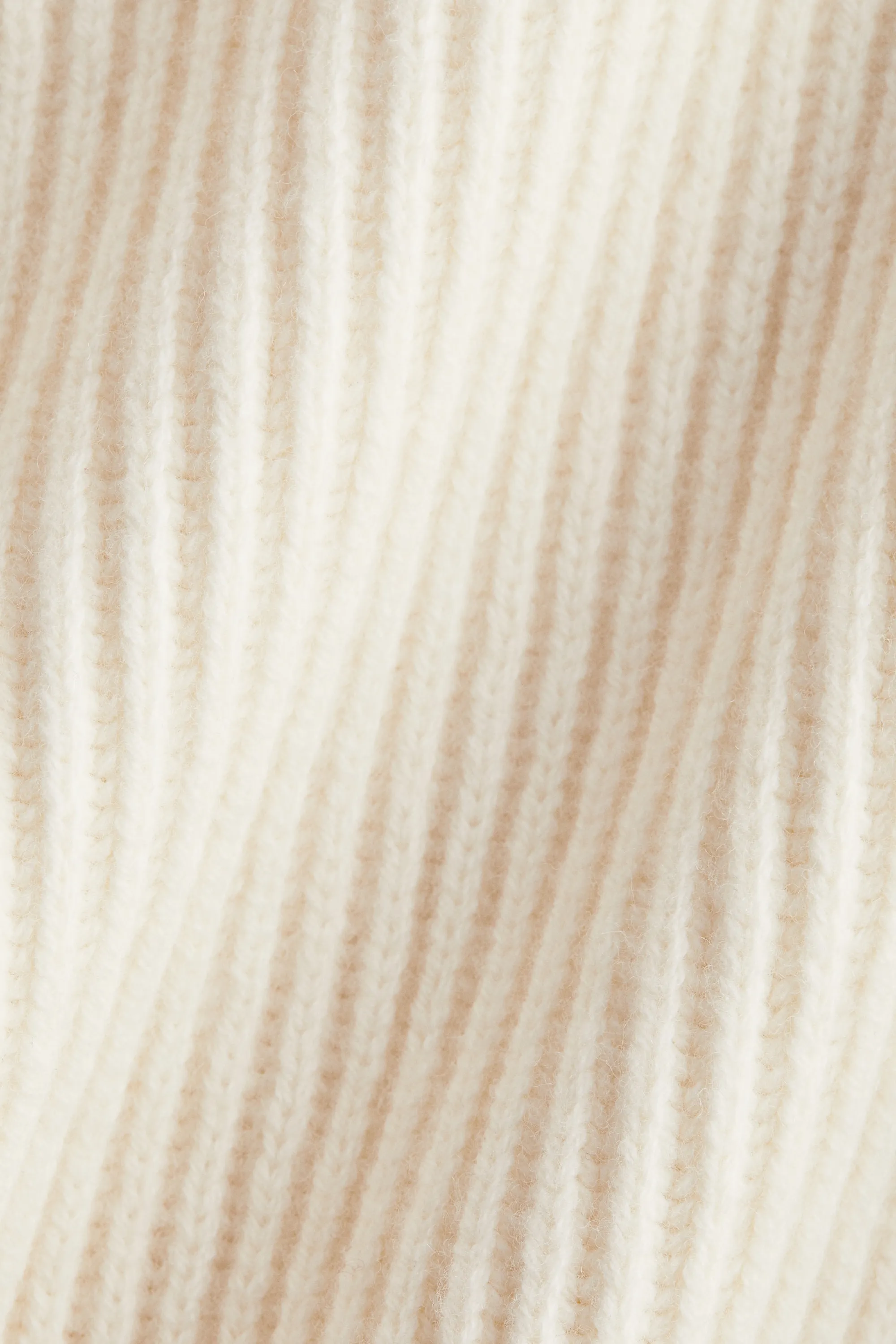 Pull en maille de laine côtelée - Crème