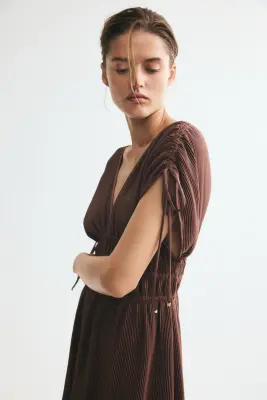 Robe froissée avec cordons de serrage - Marron foncé — photo 2