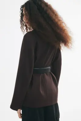 Blazer sans revers avec ceinture - Marron foncé — photo 3