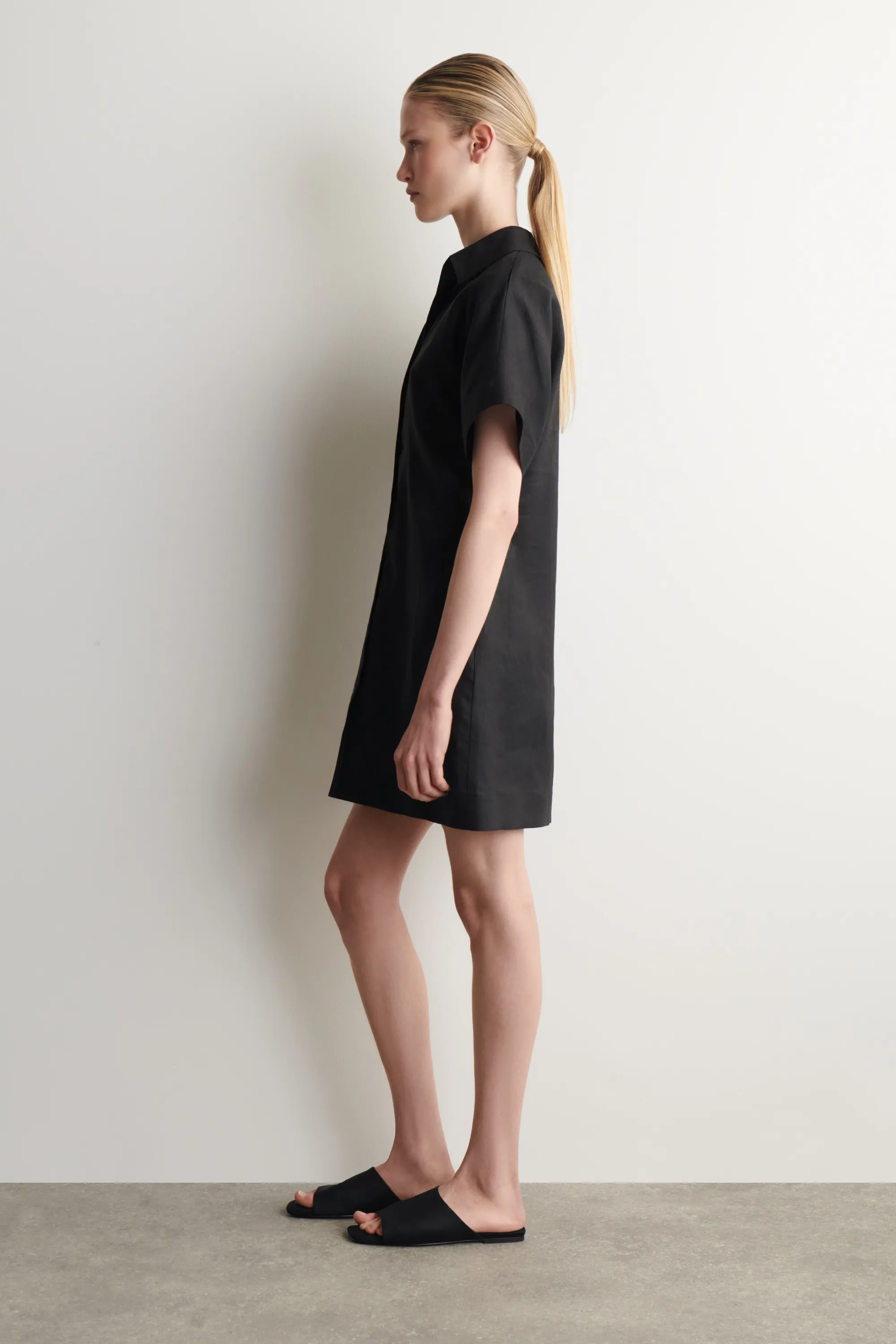 ROBE-CHEMISE COURTE EN LIN À COL OUVERT - NOIR