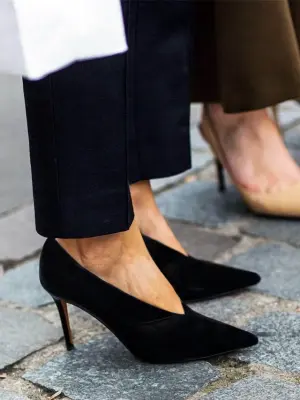 Escarpins en suede noir décolleté V bout pointu à talon fins Prix boutique 800€ Taille 39 — photo 3