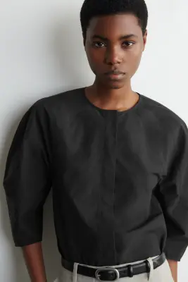 BLOUSE SCULPTURALE EN POPELINE DE COTON PIMA - NOIR — photo 3