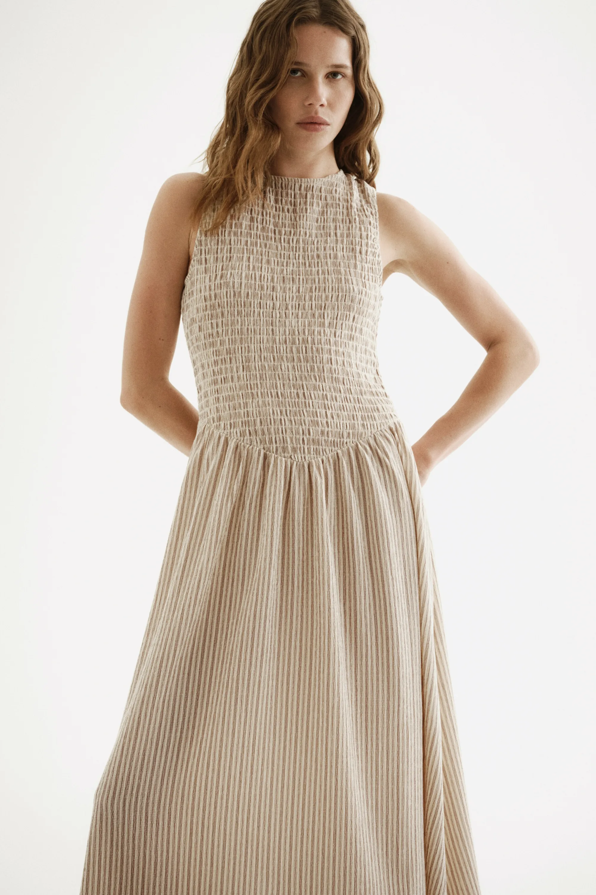 Robe à dos ouvert avec corsage smocké - Beige clair/rayé