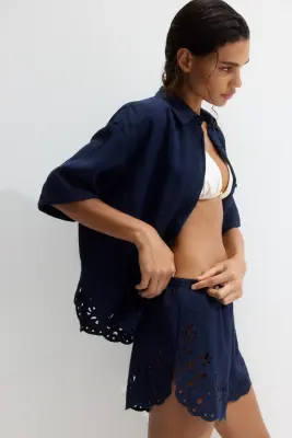 Chemise de plage avec broderie anglaise - Bleu marine — photo 2