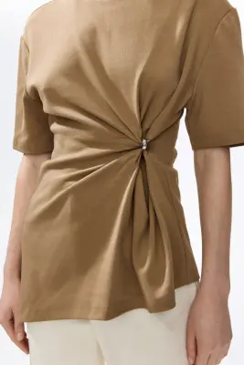 Top asymétrique avec détail drapé - Taupe — photo 2