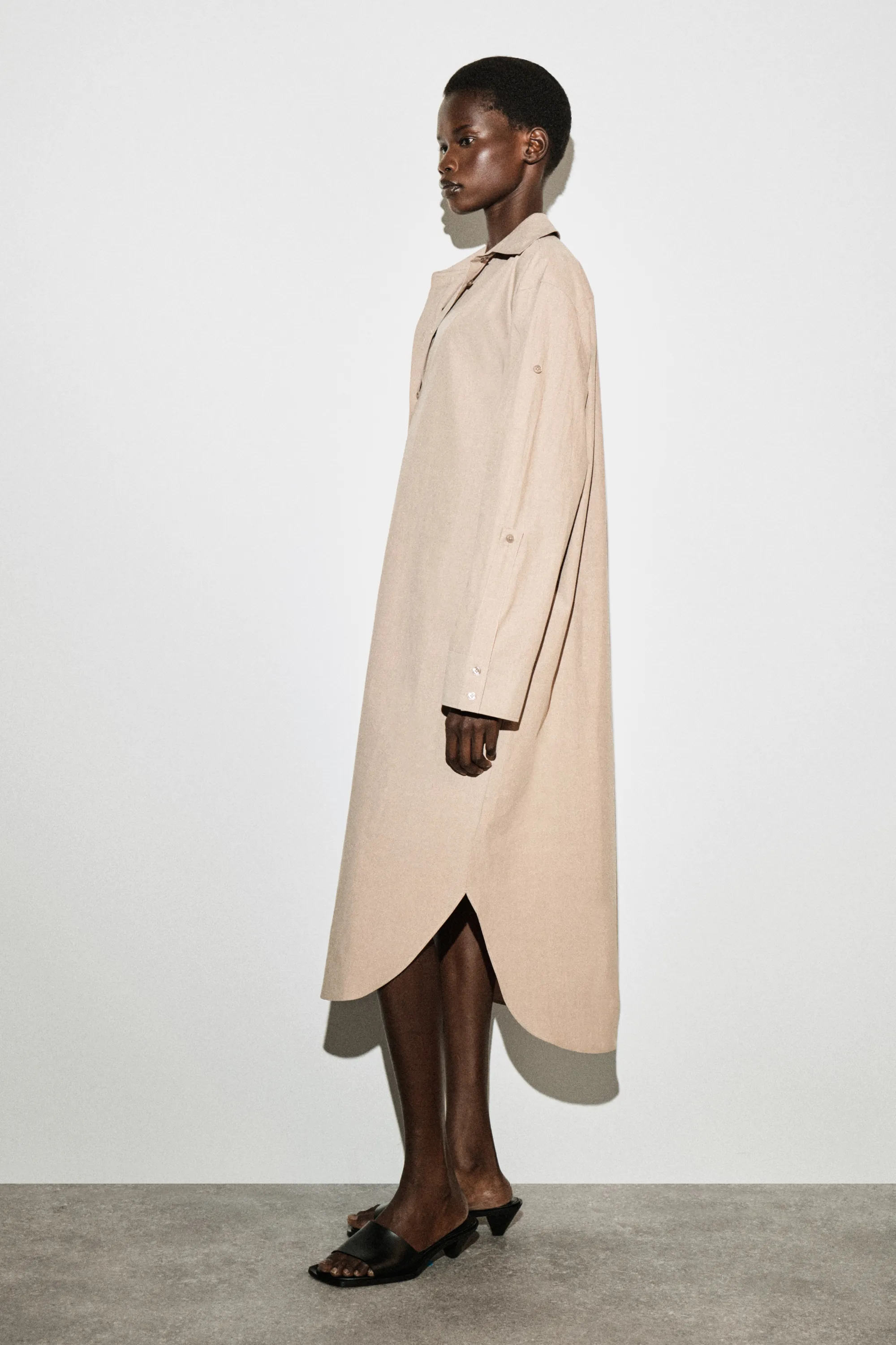 ROBE-CHEMISE MIDI EN COTON À MANCHES ÉVASÉES - SABLE