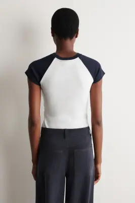 T-SHIRT SLIM À MANCHES RAGLAN EN COTON - Blanc / Bleu marine — photo 4