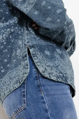 Chemise en jean motif au laser — photo 5