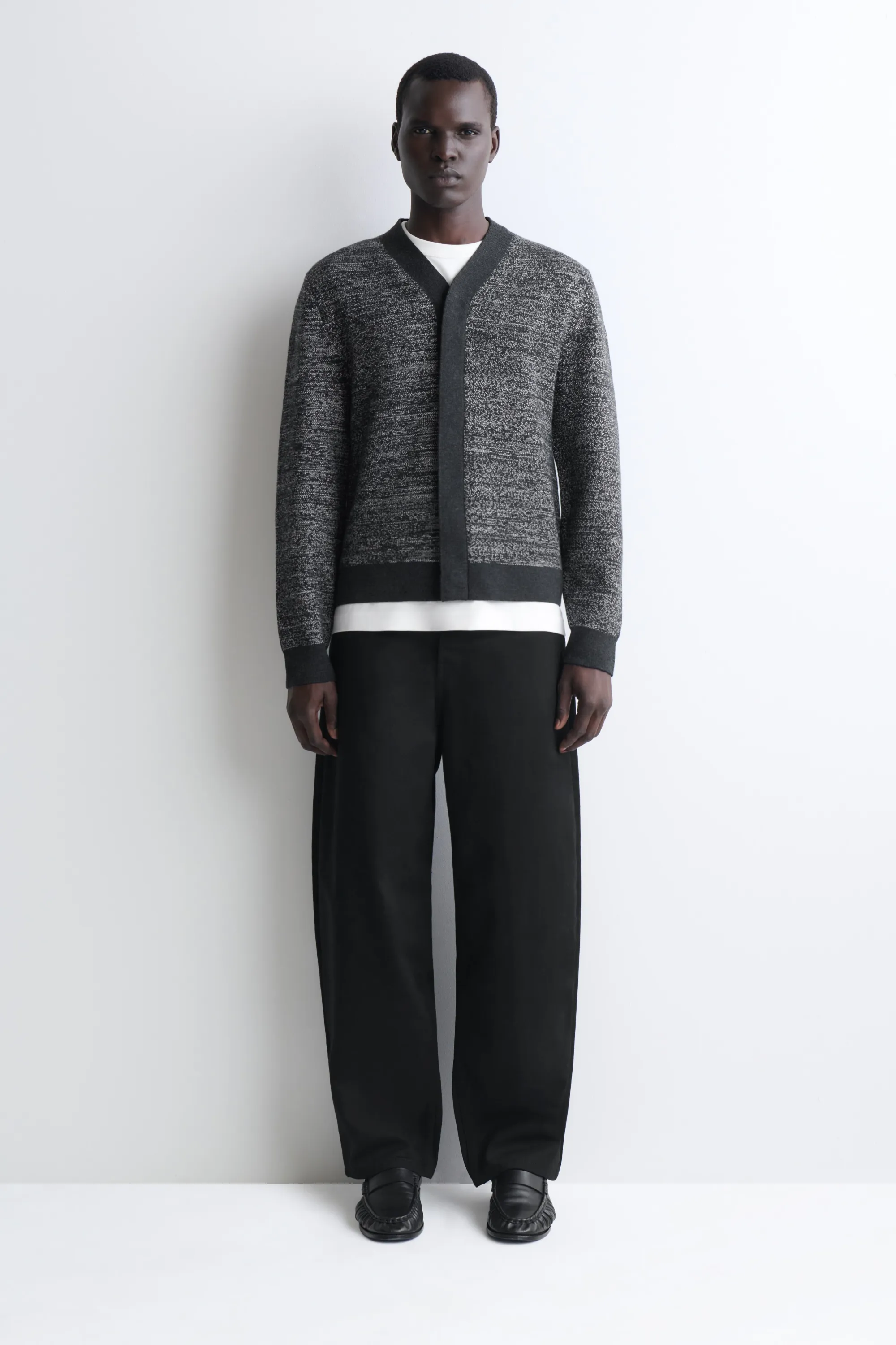 CARDIGAN EN LAINE COL EN V À FINITION CONTRASTÉE - GRIS CHINÉ