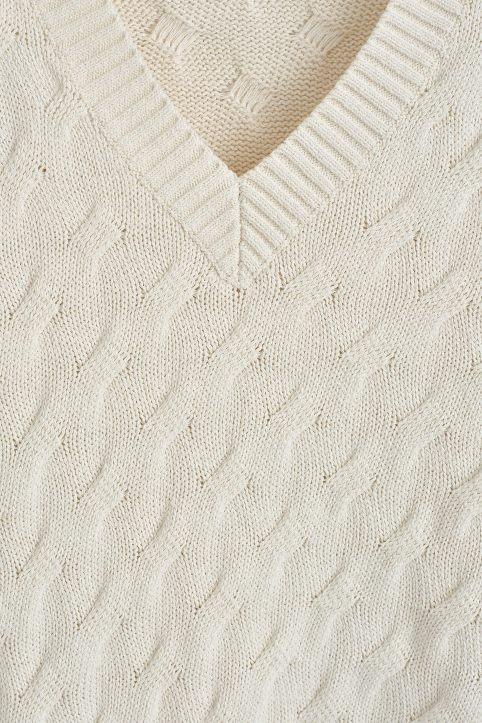 PULL COL EN V EN MAILLE TORSADÉE DE COTON ET SOIE - ÉCRU