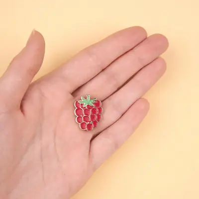 Pin's Framboise Coucou Suzette — photo 2