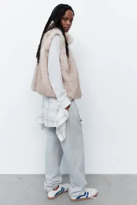 Veste sans manches duveteuse avec col entonnoir - Beige ancien — photo 2