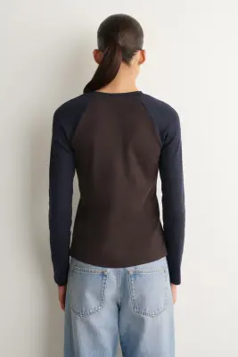 T-SHIRT À MANCHES LONGUES RAGLAN EN COTON - BRUN / BLEU MARINE — photo 4