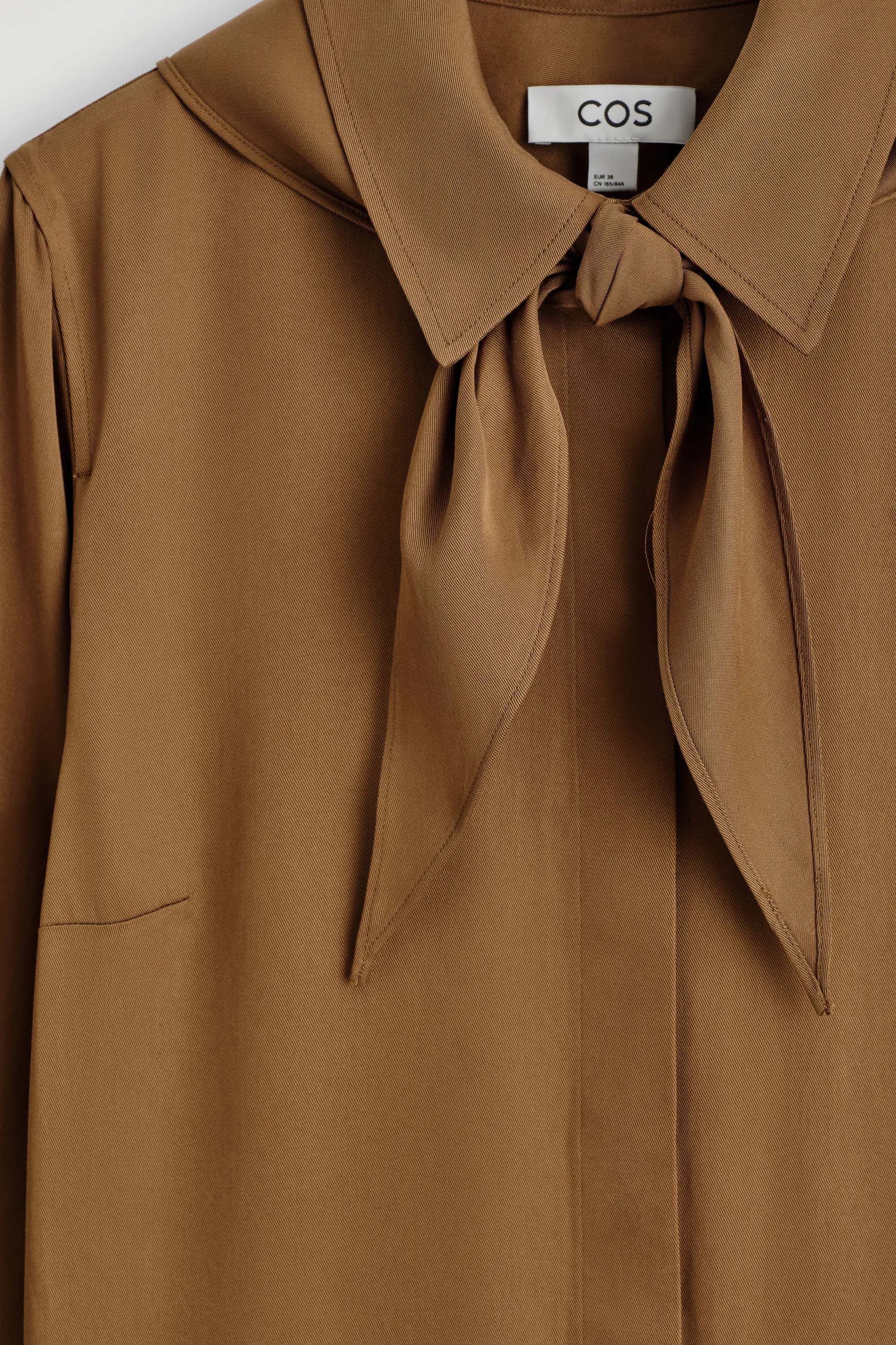ROBE COURTE À DÉTAIL FOULARD ET TAILLE BASSE - BRUN